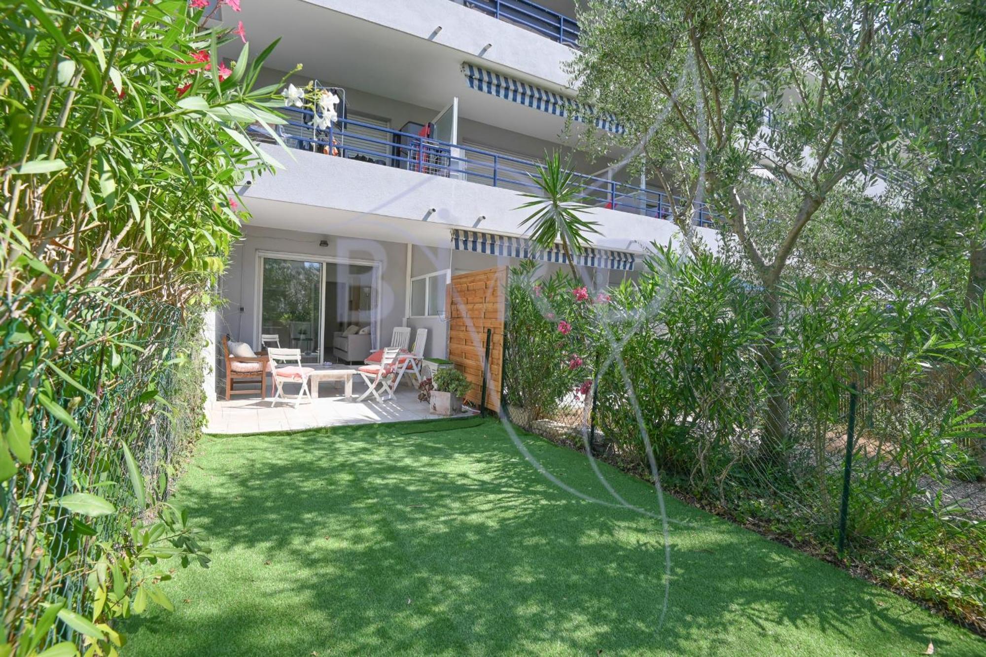 Comfortable Terrace And Private Garden Apartment *